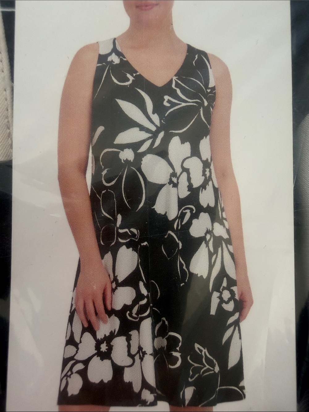 Anne Klein Black & White Sleeveless V-Neck Floral Mini Dress size small